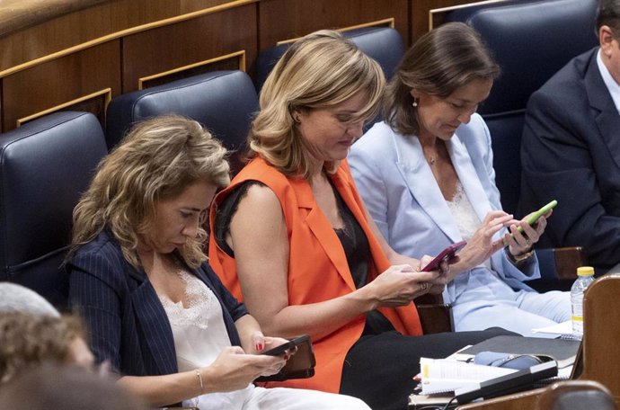 (I-D) La ministra de Transportes, Movilidad y Agenda Urbana, Raquel Sánchez; la ministra de Educación y Cultura, Pilar Alegría; y la ministra de Industria, Comercio y Turismo, Reyes Maroto