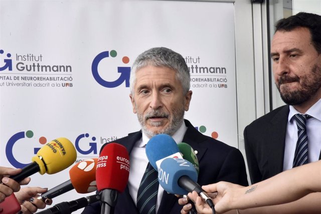 El ministro de Interior, Fernando Grande-Marlaska, ofrece declaraciones a los medios, después de una reunión con directivos del Institut Guttman y monitores del programa de prevención de accidentes de tráfico, a 6 de julio de 2022, en Badalona, Barcelona