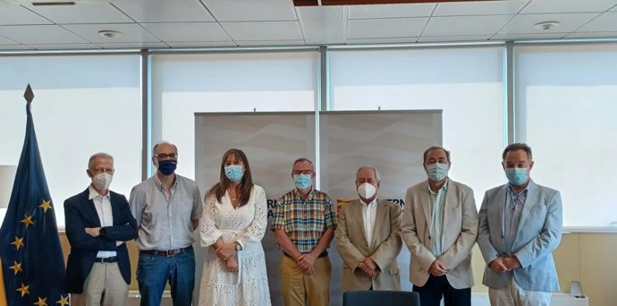 La consejera de Sanidad del Gobierno de Aragón, Sira Repollés junto a los representantes de los tres colegios de médicos de Aragón.