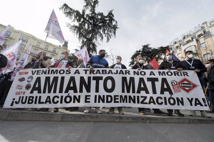 Archivo - Varias personas con una pancarta en la que se lee: 'Amianto mata', participan en una concentración de los sindicatos del comité de empresa de Metro de Madrid, frente al Congreso