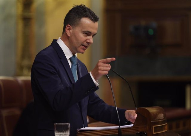 El portavoz del PSOE en el Congreso, Héctor Gómez, interviene en la segunda jornada de la 26 edición del Debate sobre el Estado de la Nación, en el Congreso