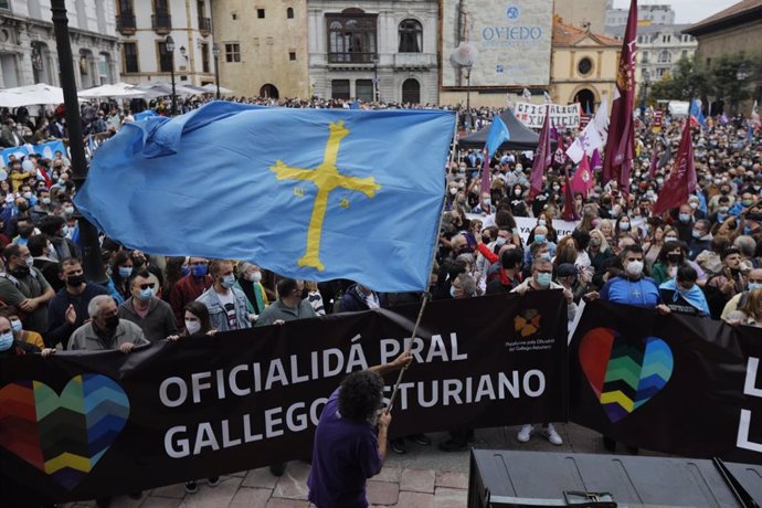 Archivo - Manifestación por la oficialidad del asturiano y el gallego-asturiano en Oviedo