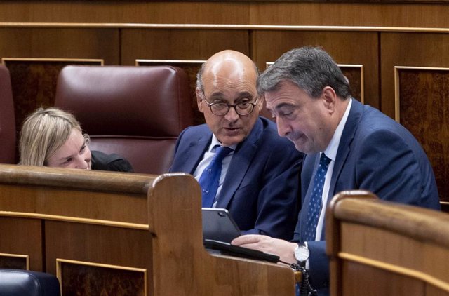 El diputado del PNV, Mikel Legarda (c), y el portavoz del PNV en el Congreso, Aitor Esteban, durante la primera jornada de la 26 edición del Debate sobre el Estado de la Nación, en el Congreso de los Diputados, a 12 de julio de 2022, en Madrid (España). T