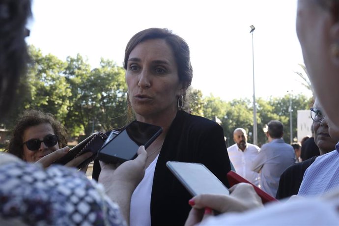 Archivo - La portavoz regional de Más Madrid, Mónica García, ofrece declaraciones a los medios de comunicación.