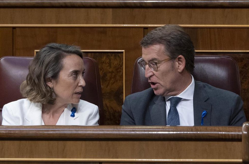 El presidente del PP, Alberto Núñez Feijóo, y la secretaria general y portavoz del PP, Cuca Gamarra, durante la primera jornada de la 26 edición del Debate sobre el Estado de la Nación, en el Congreso