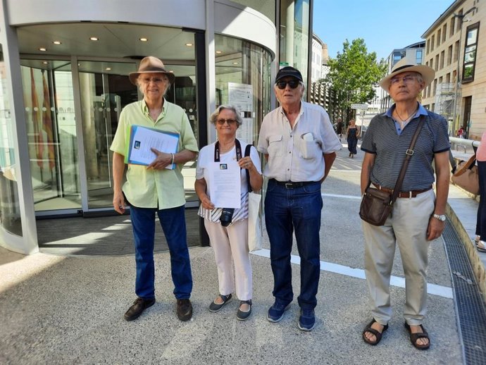 Miembros del colectivo Grupo Turó Seu Vella 2030 en la puerta del edificio judicial de Lleida