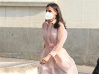 La Reina Letizia, de nuevo junto al Rey Felipe VI, sigue apostando por la mascarilla