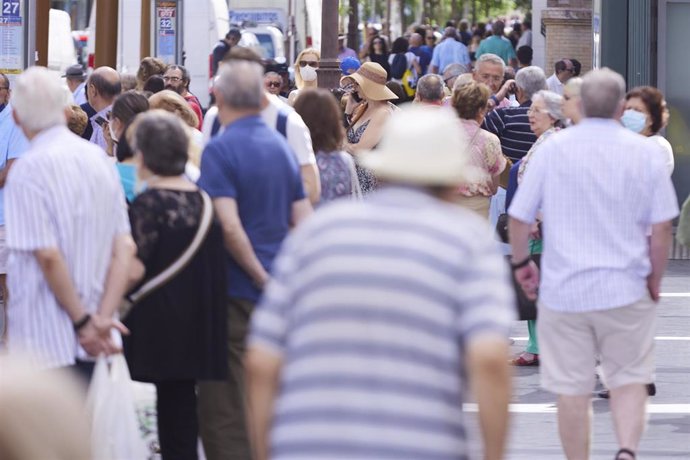 Detalle de gente en las calles, a 21 de junio de 2022 en Sevilla (Andalucía, España)