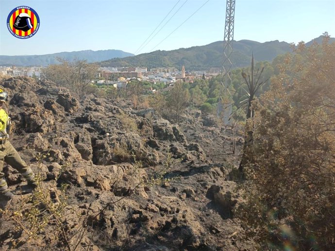 Bomberos trabajan en la extinción de un incendio forestal declarado cerca del mirador de Beniopa en Gandia