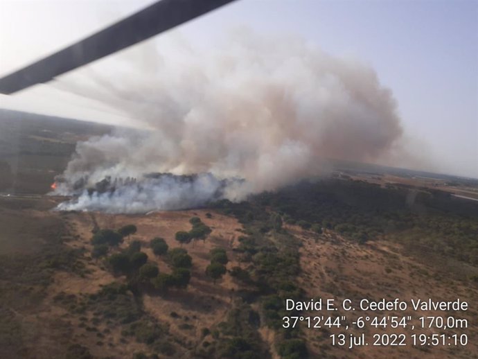 El Infoca trabaja con nueve medios aéreos para extinguir un incendio declarado en Lucena del Puerto (Huelva)