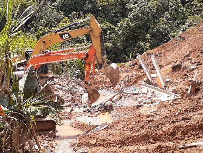 Archivo - Maquinaria trabajando en Mallama, en el departamento colombiano de Nariño, tras un deslizamiento de tierra