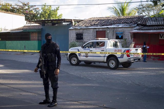 Agente de Policía de El Salvador durante una ola de violencia en el país