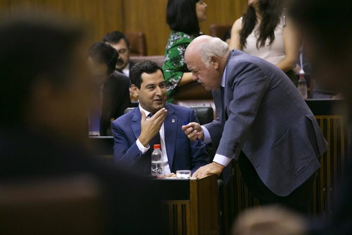 Archivo - Juanma Moreno (i) y  Jesús Aguirre, durante una sesión del Pleno del Parlamento