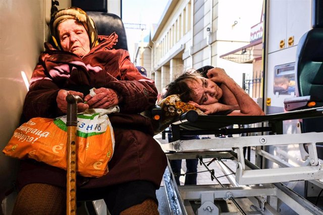 Archivo -  Unas ancianas esperan en una ambulancia antes de subir a un tren que evacua a civiles a Dnipro desde Pokrovske, una pequeña ciudad situada en la región oriental de Donetsk.