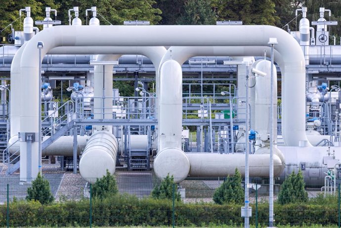 11 July 2022, Mecklenburg-Western Pomerania, Lubmin: A general view of the pipe systems and shut-off devices at the gas receiving station of the Nord Stream 1 Baltic Sea pipeline and the transfer station of the OPAL (Ostsee-Pipeline-Anbindungsleitung - 