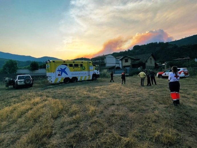 Efectivos que trabajan en la extinción del incendio de Las Hurdes