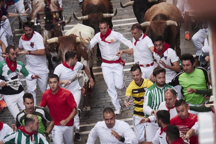 Octavo encierro de los Sanfermines de 2022, con toros de Miura.