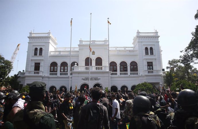 Manifestantes irrumpen en la oficina del primer ministro de Sri Lanka para reclamar la dimisión de Ranil Wickremesinghe, primer ministro y presidente interino del país tras la huida de Gotabaya Rajapaksa