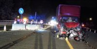 Fallece un motorista tras chocar contra un camión en la N-121-A y detienen al camionero por imprudencia
