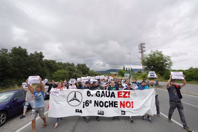 Varias personas, con pancartas que rezan '6 Noche No' durante una manifestación en defensa del convenio de Mercedes Vitoria, en la factoría de Mercedes, a 22 de junio de 2022, en Vitoria, Álava, Euskadi (España). 