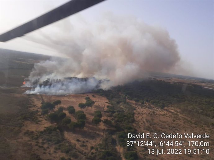 Huelva.- Incendios.- El Infoca trabaja con nueve medios aéreos para extinguir un incendio declarado en Lucena del Puerto