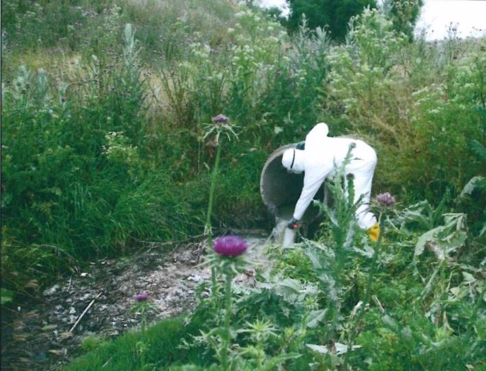 Archivo - Agentes del Seprona realizan un muestro en un vertido ilegal de aguas fecales al río Manzanares en Getafe