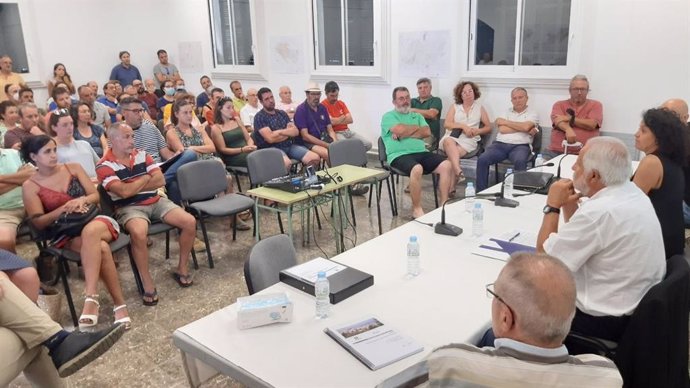 El Consell de Mallorca recoge las demandas de los vecinos de Maria de la Salut para el nuevo planteamiento urbanístico.