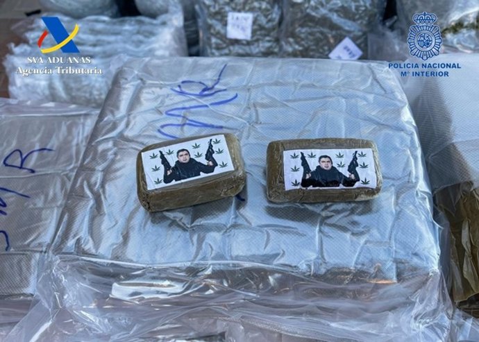 Parte del alijo intervenido en el camión frigorífico