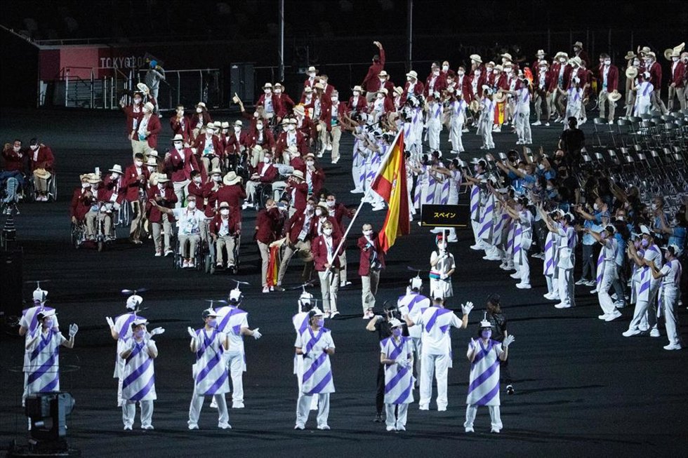 Archivo - Desfile en la ceremonia de apertura de los Juegos Paralímpicos de Tokio 2020 de los integrantes de la expedición española.
