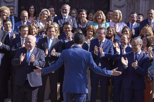 El presidente en funciones de la Junta de Andalucía, Juanma Moreno, llega para hacer la foto de familia con el grupo parlamentario Popular antes de la sesión constitutiva del Parlamento andaluz , a 14 de julio de 2022 en Sevilla (Andalucía, España)