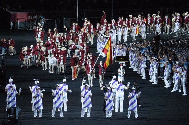 Archivo - Desfile en la ceremonia de apertura de los Juegos Paralímpicos de Tokio 2020 de los integrantes de la expedición española.