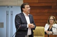 Vara dice que el tren extremeño está "empezando un camino" mientras PP y Cs le afean que se inaugure lo que "no existe"