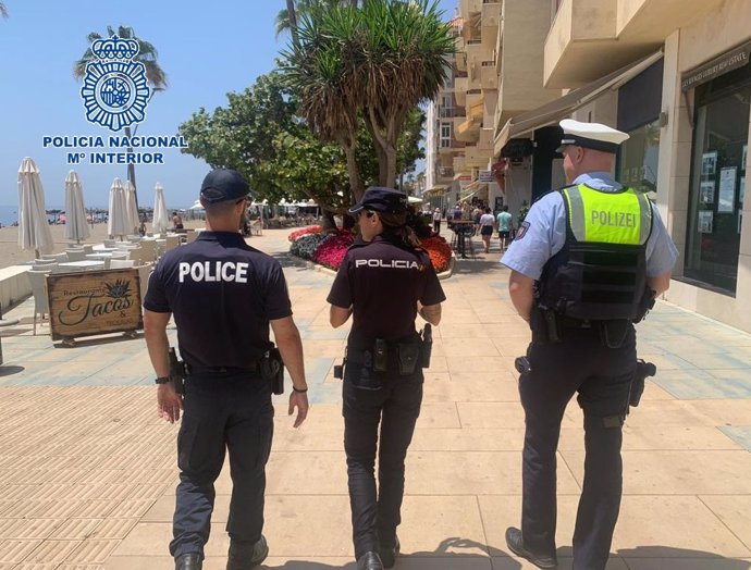 Nota De Prensa Y Fotos: "Agentes De La Policía Nacional Y De Las Policías De Francia Y Alemania Patrullan Juntos En Estepona (Málaga) Para Reforzar La Seguridad De Los Turistas"