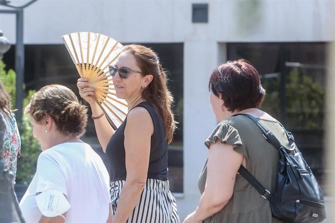 Una mujer se abanica durante la segunda ola de calor del verano