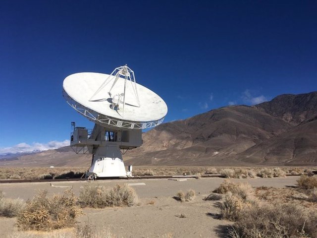 Plato de radio "Leighton" de 10,4 metros de COMAP en el Owens Valley Radio Observatory.