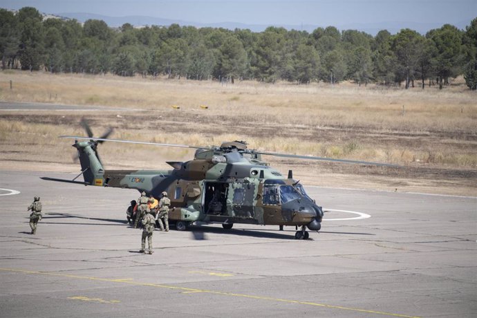 Archivo - Un helicóptero Superpuma Cougar despega de la base de helicópteros de Almagro I (BELHA I), en la Base Coronel Sánchez Bilbao, a 10 de junio de 2022, en Almagro, Ciudad Real (España). 
