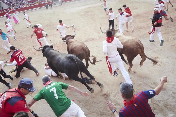 Multitud de personas corren durante el último encierro de las Fiestas de San Fermín 2022 con toros de Miura, a 14 de julio de 2022, en Pamplona, Navarra (España). Las fiestas en honor a San Fermín, patrón de Navarra, acaban hoy con el cántico del Pobre