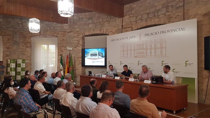 Entrega de los planes locales de instalaciones y equipamientos deportivos a 23 ayuntamientos de Jaén