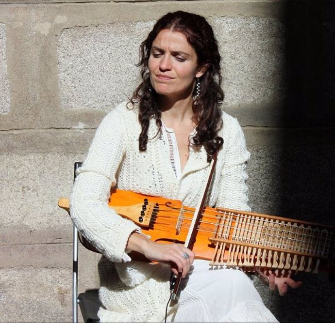 La compositora Ana Alcaide durante una actuación