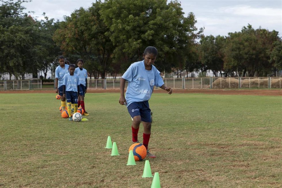 Archivo - Un grupo de jugadoras durante el primer curso en la academia residencial femenina de fútbol de LaLiga en la India