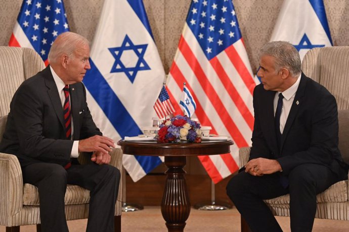 El presidente de EEUU, Joe Biden (i), durante una reunión en Jerusalén con el primer ministro y ministro de Exteriores de Israel, Yair Lapid