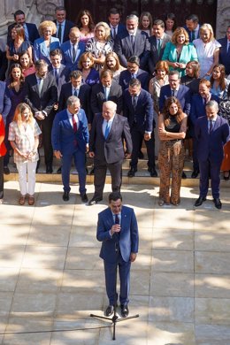 El presidente en funciones de la Junta de Andalucía, Juanma Moreno, atiende a los medios después de la  foto de familia con el grupo parlamentario Popular antes de la sesión constitutiva del Parlamento andaluz de la XII Legislatura en el Parlamento de A