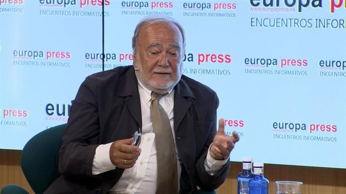 El catedrático y jefe del servicio de psiquiatría del Hospital Universitario Central de Asturias, Julio Bobes García, durante el encuentro informativo organizado por Europa Press bajo el título 'Tabaco, nicotina y nuevos productos; ¿todos son iguales?'