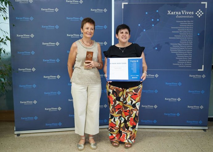 Yaiza Pérez Alonso, sociloga de la Universitat de Valncia (UV), a la dreta de la imatge, arreplega el seu premi al costat de la rectora, MAvi Mestre.