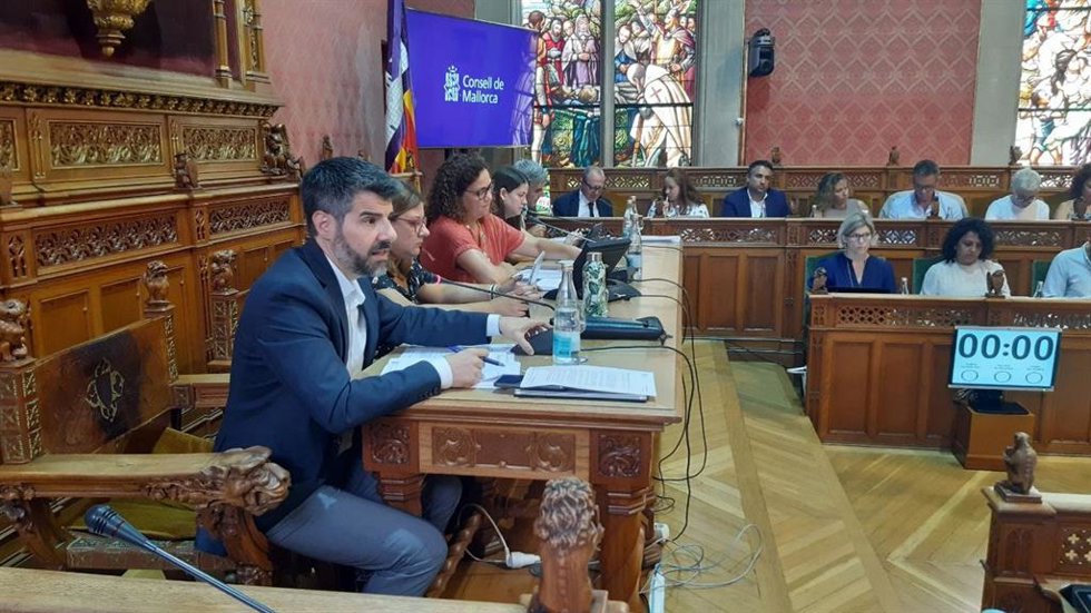 El conseller de Presidencia del Consell de Mallorca, Javier de Juan, durante el pleno.