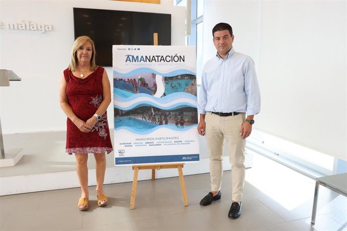 La Diputación desarrolla enatación y actividades en el medio acuático para escolares de una decena de pueblos malagueños. En la imagen, el diputado de Deportes, Cristóbal Ortega, y Toñi Vázquez, delegada provincial de la Federación Andaluza de Natación