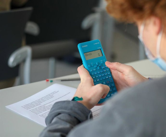 Archivo - Un alumno de la Facultad de Ciencias económicas de la Universidad CEU San Pablo utiliza su calculadora durante un examen,