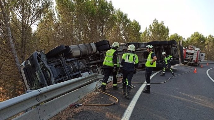 Accidente de un camión en la salida de la AP-15 a la N-121 en Pueyo.