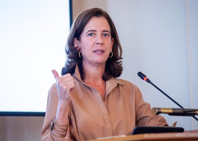 Alejandra Kindelán, presidenta de la Asociación Española de Banca (AEB), durante su intervención en el curso de economía organizado por APIE en la Universidad Internacional Menéndez Pelayo de Santander.