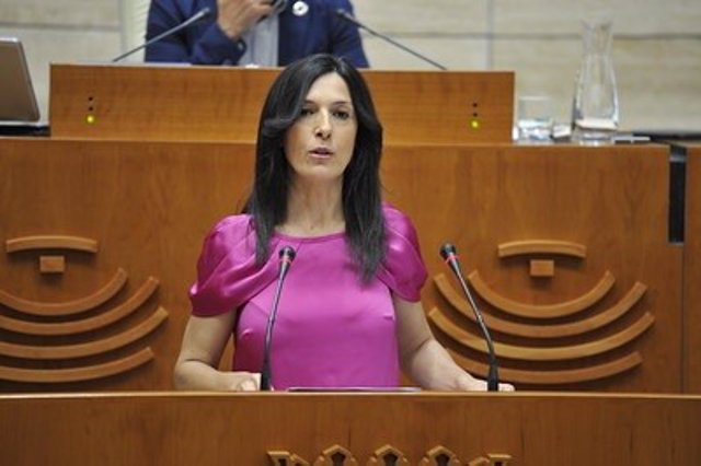 La consejera de Educación y Empleo, Esther Gutiérrez, comparece en la Asamblea para explicar el Plan de Empleo de Extremadura 2022-2023.